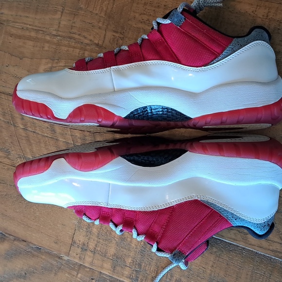 Jordan 11 retro Low Cherry bottom 2012 - Picture 7 of 14